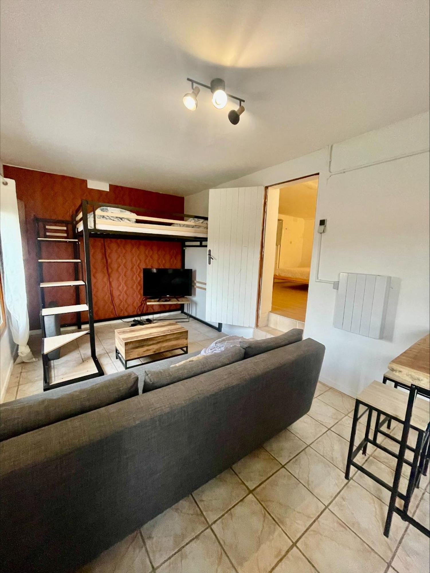 Logement En Rez De Jardin Guerard ภายนอก รูปภาพ